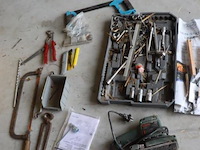 Partij diversen o.a. bosch schuurmachine type psp 230, handzaag, tang, boor & stanley messen - afbeelding 1 van  9