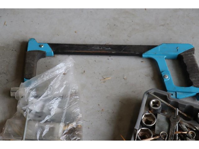 Partij diversen o.a. bosch schuurmachine type psp 230, handzaag, tang, boor & stanley messen - afbeelding 7 van  9