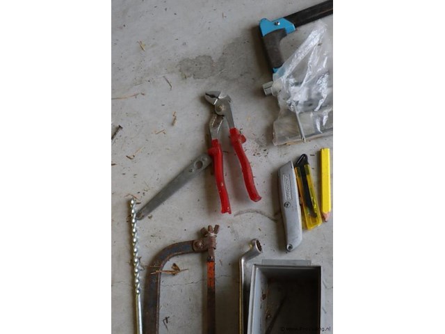 Partij diversen o.a. bosch schuurmachine type psp 230, handzaag, tang, boor & stanley messen - afbeelding 6 van  9