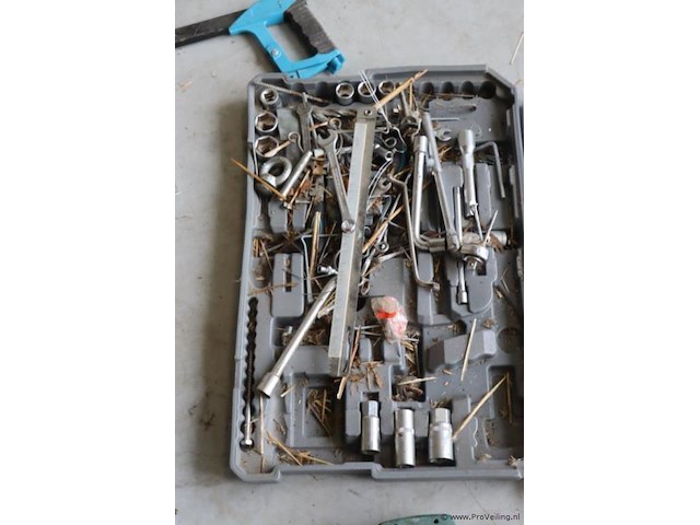 Partij diversen o.a. bosch schuurmachine type psp 230, handzaag, tang, boor & stanley messen - afbeelding 8 van  9