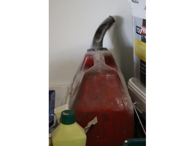 Partij diversen o.a. excluton sierzand, speciekuip, jerrycans, metselmortel & plantengieter - afbeelding 6 van  14