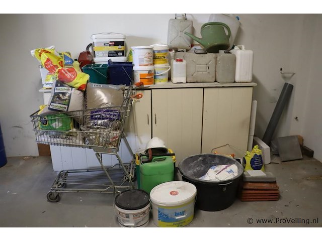 Partij diversen o.a. excluton sierzand, speciekuip, jerrycans, metselmortel & plantengieter - afbeelding 1 van  14