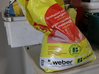 Partij diversen o.a. excluton sierzand, speciekuip, jerrycans, metselmortel & plantengieter - afbeelding 9 van  14