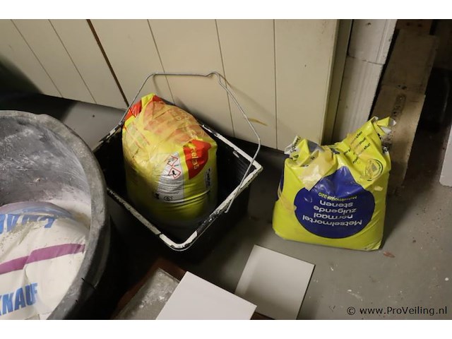 Partij diversen o.a. excluton sierzand, speciekuip, jerrycans, metselmortel & plantengieter - afbeelding 14 van  14