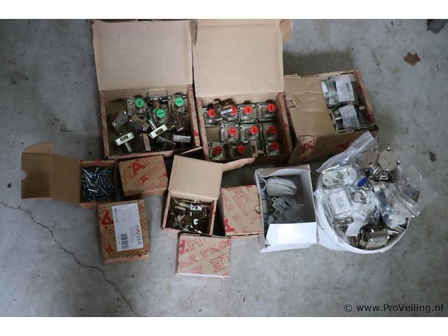 Partij diversen o.a. hafele sluitplaat & sloten - afbeelding 1 van  5