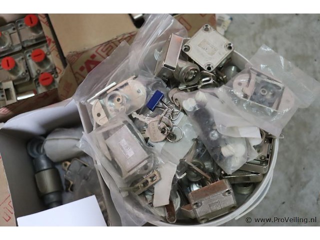 Partij diversen o.a. hafele sluitplaat & sloten - afbeelding 4 van  5