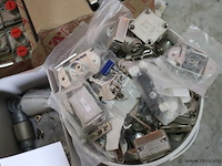 Partij diversen o.a. hafele sluitplaat & sloten - afbeelding 4 van  5