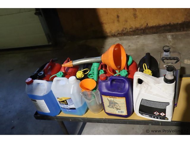 Partij diversen o.a. kroon oil coolannt sp 15+, nielsen glue remover & koelvloeistof - afbeelding 1 van  9