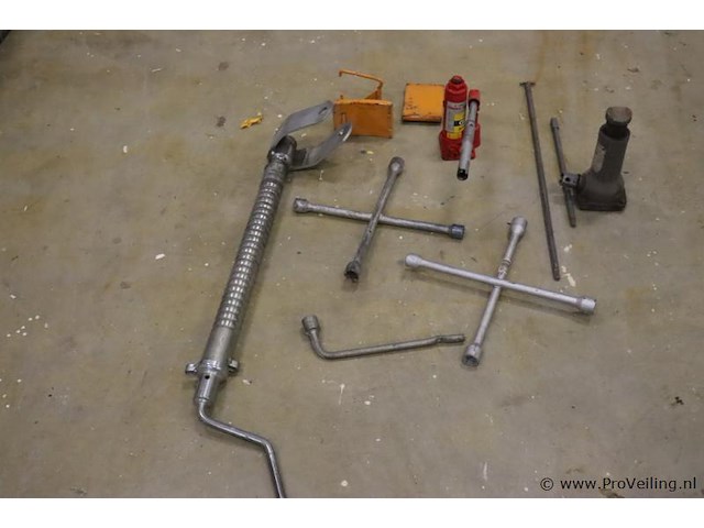 Partij diversen o.a. kruissleutels & hydraulische flessenkrik - afbeelding 1 van  8