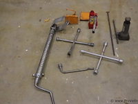Partij diversen o.a. kruissleutels & hydraulische flessenkrik - afbeelding 1 van  8
