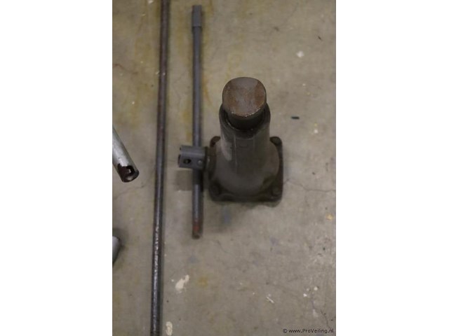 Partij diversen o.a. kruissleutels & hydraulische flessenkrik - afbeelding 4 van  8