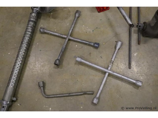 Partij diversen o.a. kruissleutels & hydraulische flessenkrik - afbeelding 5 van  8
