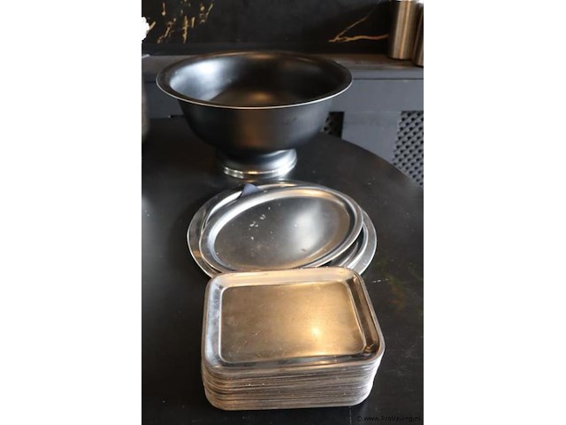 Partij diversen o.a. schaal op voet, serveer & dienbladen - afbeelding 1 van  5