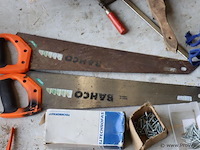 Partij diversen o.a. sjorbanden, pluggen, schroeven, tangen, zaag, schroevendraaiers & kitspuit - afbeelding 3 van  18
