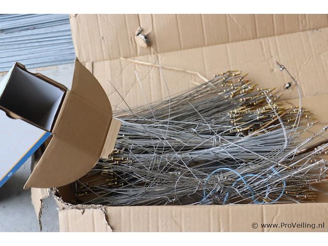 Partij diversen o.a. sjorbanden, pluggen, schroeven, tangen, zaag, schroevendraaiers & kitspuit - afbeelding 4 van  18