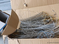 Partij diversen o.a. sjorbanden, pluggen, schroeven, tangen, zaag, schroevendraaiers & kitspuit - afbeelding 4 van  18