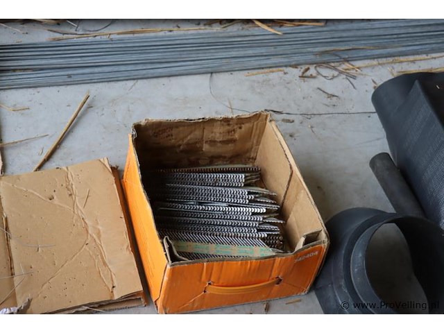 Partij diversen o.a. sjorbanden, pluggen, schroeven, tangen, zaag, schroevendraaiers & kitspuit - afbeelding 5 van  18