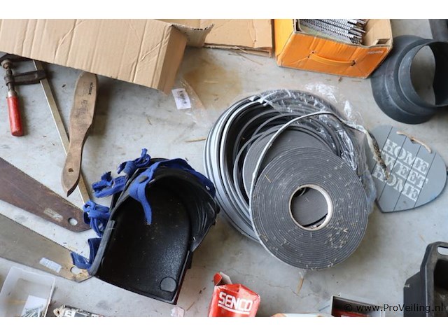 Partij diversen o.a. sjorbanden, pluggen, schroeven, tangen, zaag, schroevendraaiers & kitspuit - afbeelding 6 van  18