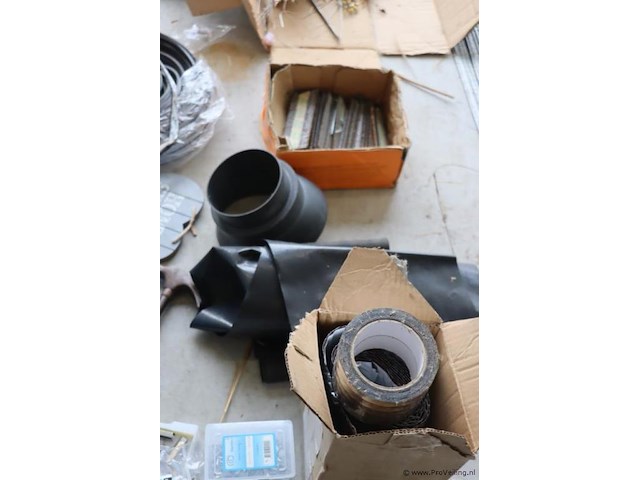 Partij diversen o.a. sjorbanden, pluggen, schroeven, tangen, zaag, schroevendraaiers & kitspuit - afbeelding 8 van  18