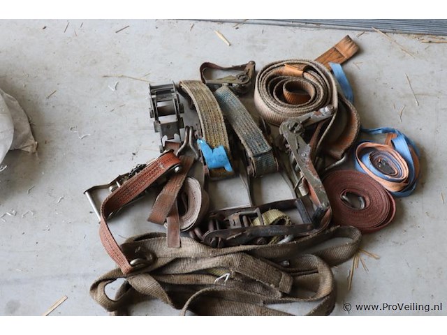 Partij diversen o.a. sjorbanden, pluggen, schroeven, tangen, zaag, schroevendraaiers & kitspuit - afbeelding 10 van  18