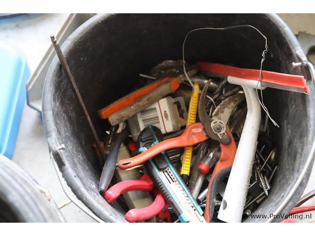 Partij diversen o.a. sjorbanden, pluggen, schroeven, tangen, zaag, schroevendraaiers & kitspuit - afbeelding 12 van  18