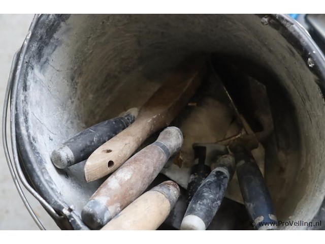 Partij diversen o.a. sjorbanden, pluggen, schroeven, tangen, zaag, schroevendraaiers & kitspuit - afbeelding 13 van  18