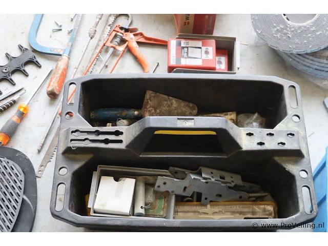 Partij diversen o.a. sjorbanden, pluggen, schroeven, tangen, zaag, schroevendraaiers & kitspuit - afbeelding 14 van  18