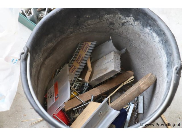 Partij diversen o.a. sjorbanden, pluggen, schroeven, tangen, zaag, schroevendraaiers & kitspuit - afbeelding 17 van  18
