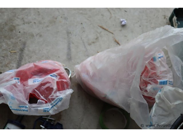 Partij diversen o.a. sjorbanden, pluggen, schroeven, tangen, zaag, schroevendraaiers & kitspuit - afbeelding 18 van  18