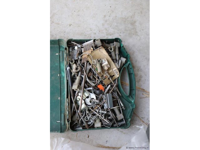 Partij diversen o.a. sjorbanden, pluggen, schroeven, tangen, zaag, schroevendraaiers & kitspuit - afbeelding 2 van  18