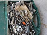 Partij diversen o.a. sjorbanden, pluggen, schroeven, tangen, zaag, schroevendraaiers & kitspuit - afbeelding 2 van  18