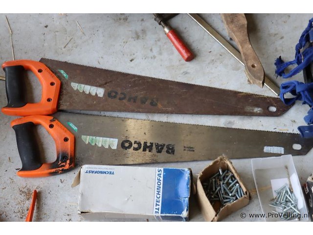 Partij diversen o.a. sjorbanden, pluggen, schroeven, tangen, zaag, schroevendraaiers & kitspuit - afbeelding 3 van  18