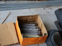 Partij diversen o.a. sjorbanden, pluggen, schroeven, tangen, zaag, schroevendraaiers & kitspuit - afbeelding 5 van  18