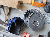 Partij diversen o.a. sjorbanden, pluggen, schroeven, tangen, zaag, schroevendraaiers & kitspuit - afbeelding 6 van  18