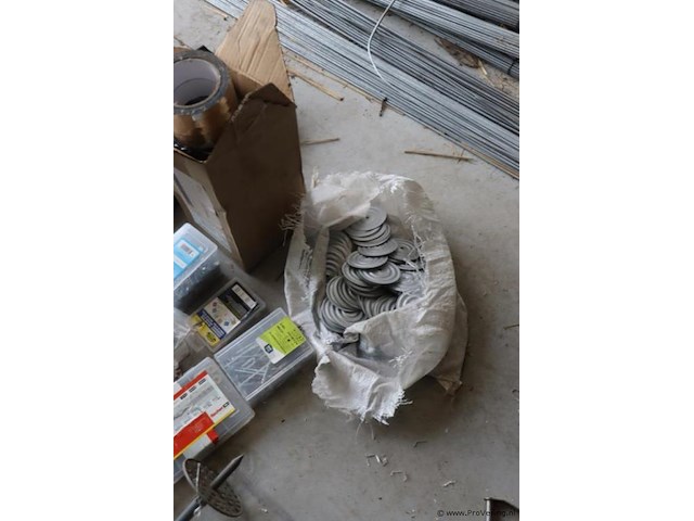 Partij diversen o.a. sjorbanden, pluggen, schroeven, tangen, zaag, schroevendraaiers & kitspuit - afbeelding 7 van  18