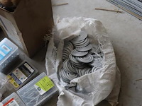 Partij diversen o.a. sjorbanden, pluggen, schroeven, tangen, zaag, schroevendraaiers & kitspuit - afbeelding 7 van  18