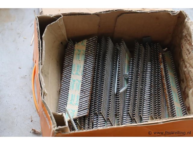 Partij diversen o.a. sjorbanden, pluggen, schroeven, tangen, zaag, schroevendraaiers & kitspuit - afbeelding 9 van  18