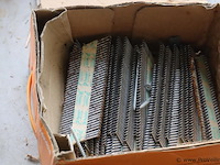 Partij diversen o.a. sjorbanden, pluggen, schroeven, tangen, zaag, schroevendraaiers & kitspuit - afbeelding 9 van  18