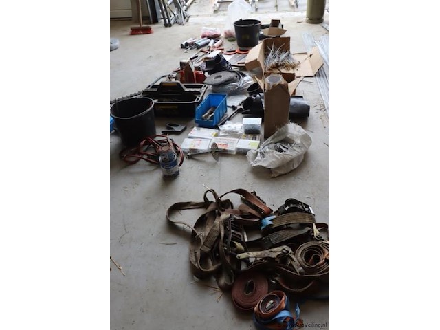 Partij diversen o.a. sjorbanden, pluggen, schroeven, tangen, zaag, schroevendraaiers & kitspuit - afbeelding 1 van  18