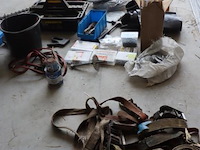 Partij diversen o.a. sjorbanden, pluggen, schroeven, tangen, zaag, schroevendraaiers & kitspuit