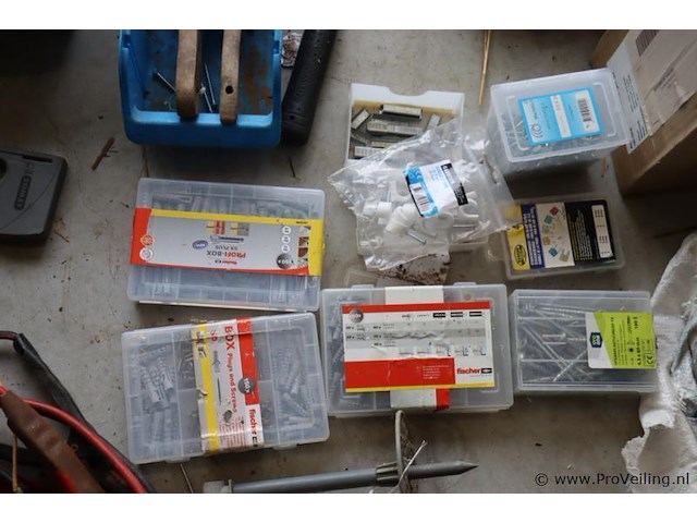 Partij diversen o.a. sjorbanden, pluggen, schroeven, tangen, zaag, schroevendraaiers & kitspuit - afbeelding 11 van  18