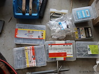 Partij diversen o.a. sjorbanden, pluggen, schroeven, tangen, zaag, schroevendraaiers & kitspuit - afbeelding 11 van  18