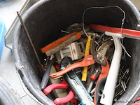 Partij diversen o.a. sjorbanden, pluggen, schroeven, tangen, zaag, schroevendraaiers & kitspuit - afbeelding 12 van  18