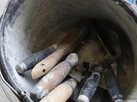 Partij diversen o.a. sjorbanden, pluggen, schroeven, tangen, zaag, schroevendraaiers & kitspuit - afbeelding 13 van  18