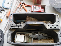 Partij diversen o.a. sjorbanden, pluggen, schroeven, tangen, zaag, schroevendraaiers & kitspuit - afbeelding 14 van  18