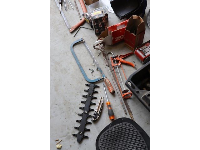 Partij diversen o.a. sjorbanden, pluggen, schroeven, tangen, zaag, schroevendraaiers & kitspuit - afbeelding 15 van  18