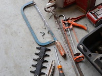 Partij diversen o.a. sjorbanden, pluggen, schroeven, tangen, zaag, schroevendraaiers & kitspuit - afbeelding 15 van  18