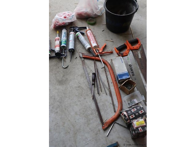 Partij diversen o.a. sjorbanden, pluggen, schroeven, tangen, zaag, schroevendraaiers & kitspuit - afbeelding 16 van  18