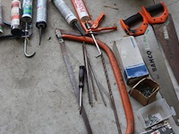 Partij diversen o.a. sjorbanden, pluggen, schroeven, tangen, zaag, schroevendraaiers & kitspuit - afbeelding 16 van  18