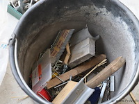 Partij diversen o.a. sjorbanden, pluggen, schroeven, tangen, zaag, schroevendraaiers & kitspuit - afbeelding 17 van  18